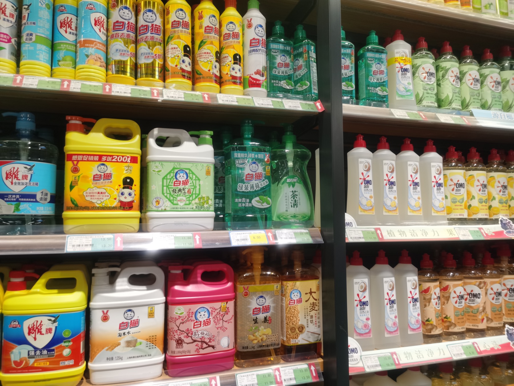 蘇州のスーパーで価格表示が並ぶ商品棚
