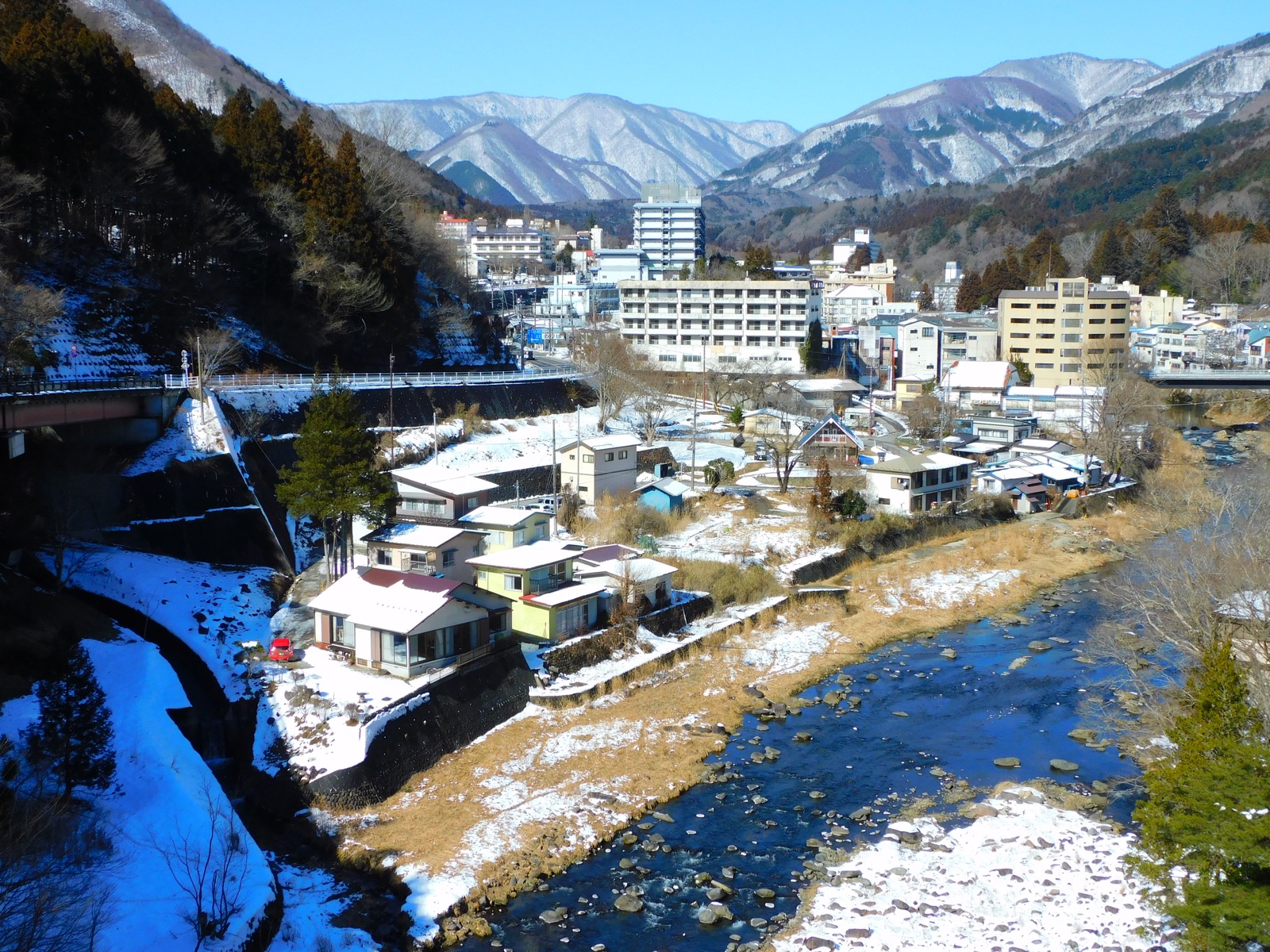 雪景色の中に広がる日本の温泉街