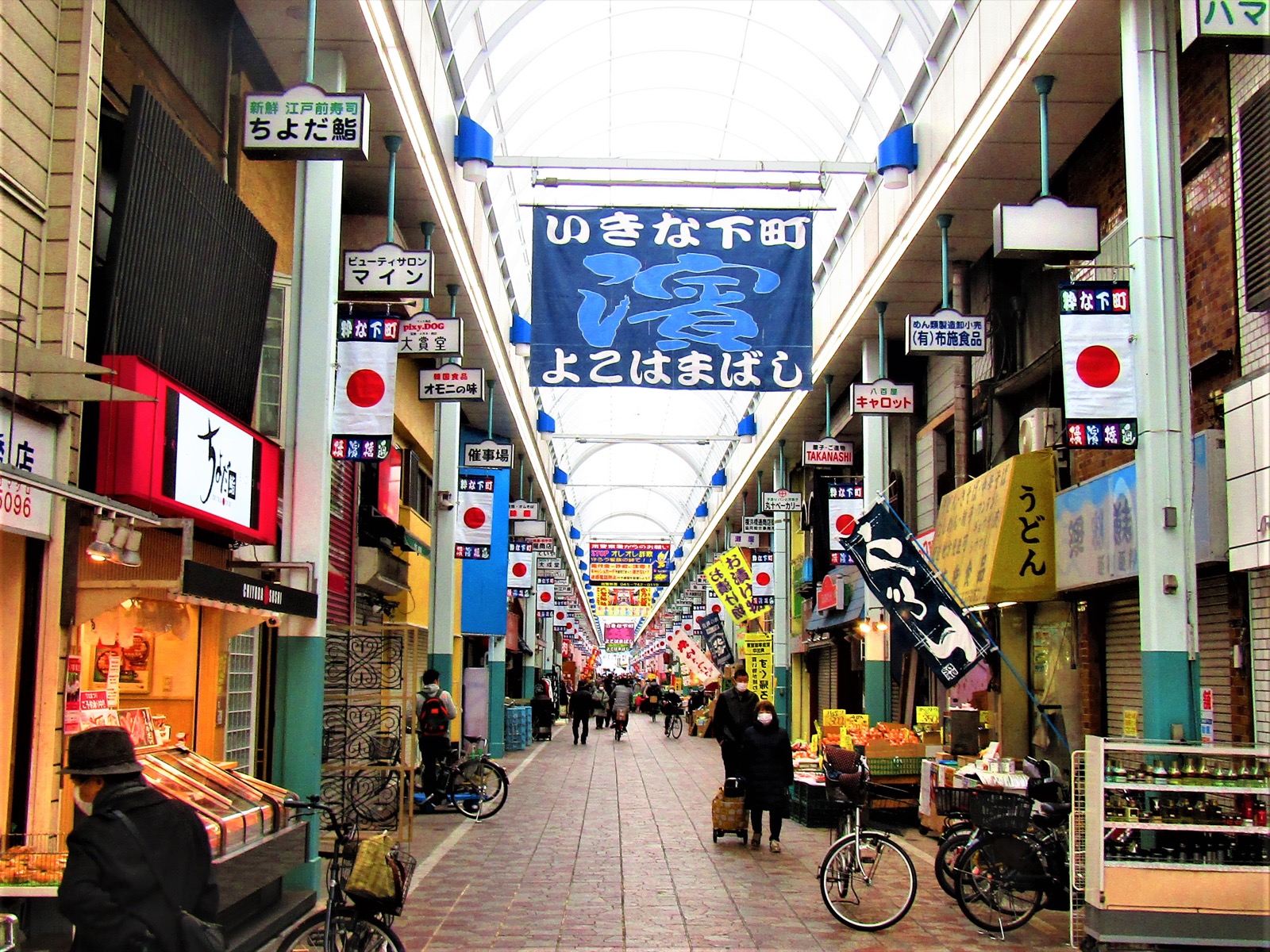 屋根付きの日本の商店街