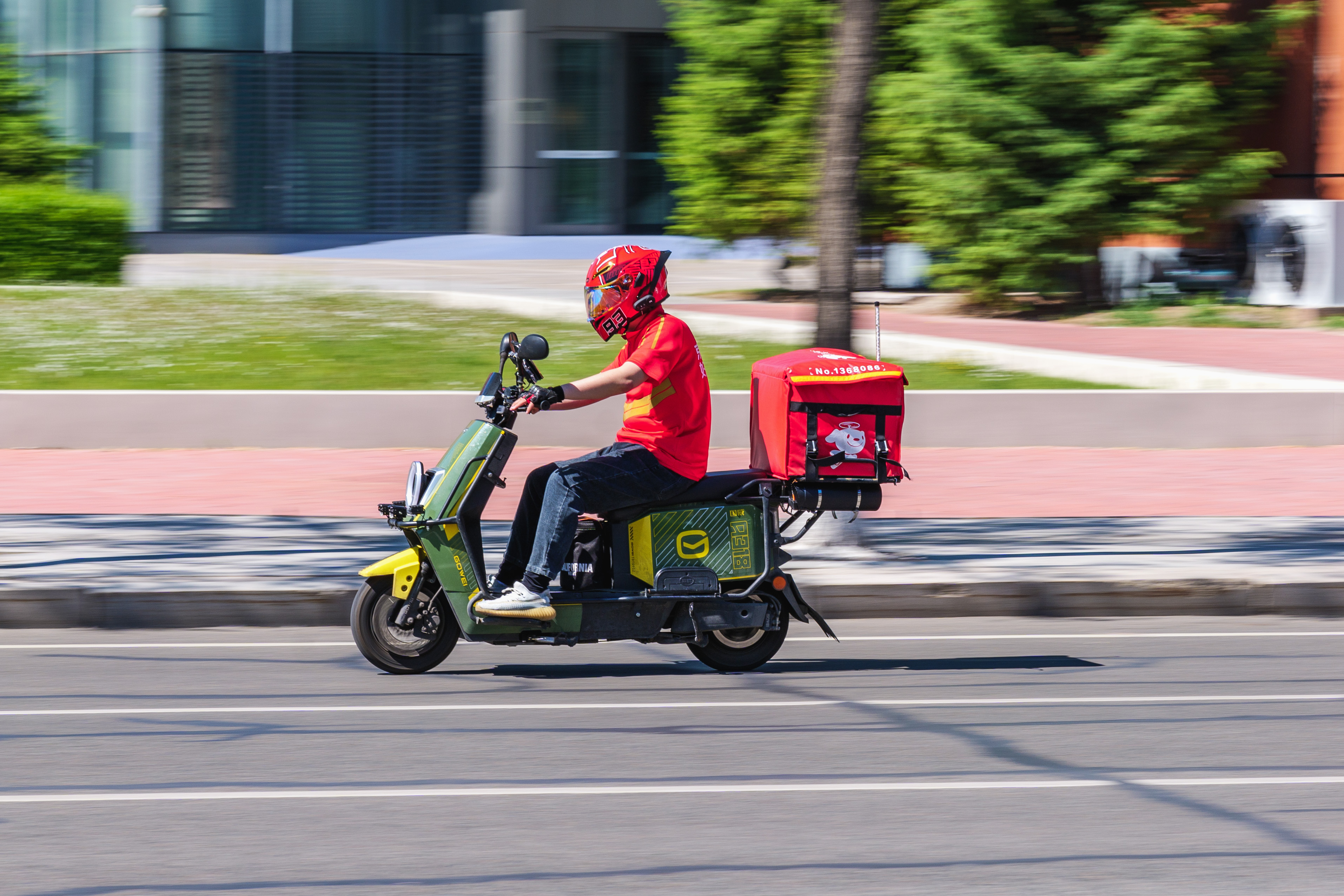中国の都市部で稼働するデリバリーライダー