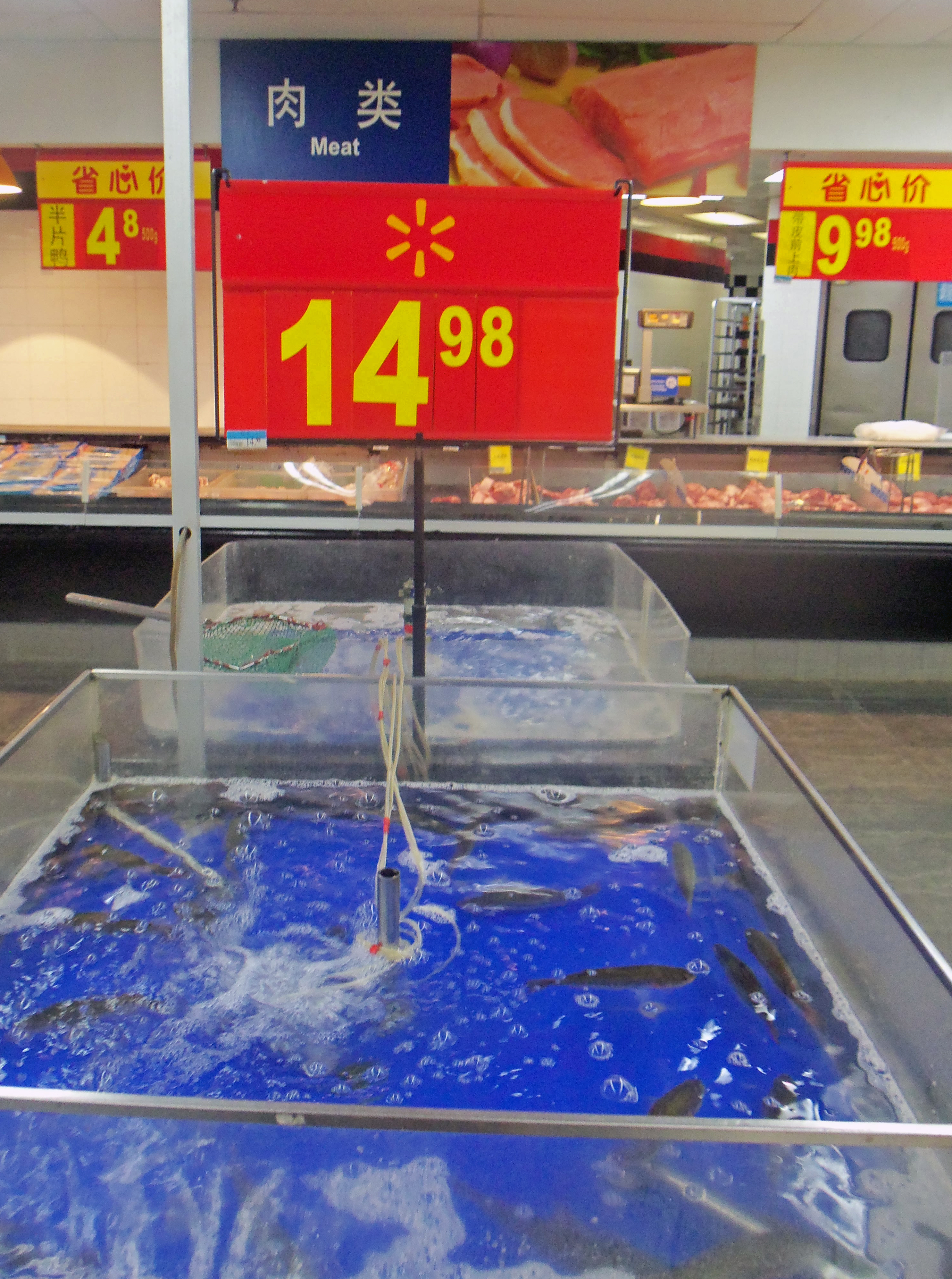 中国・深圳の大型スーパー売り場